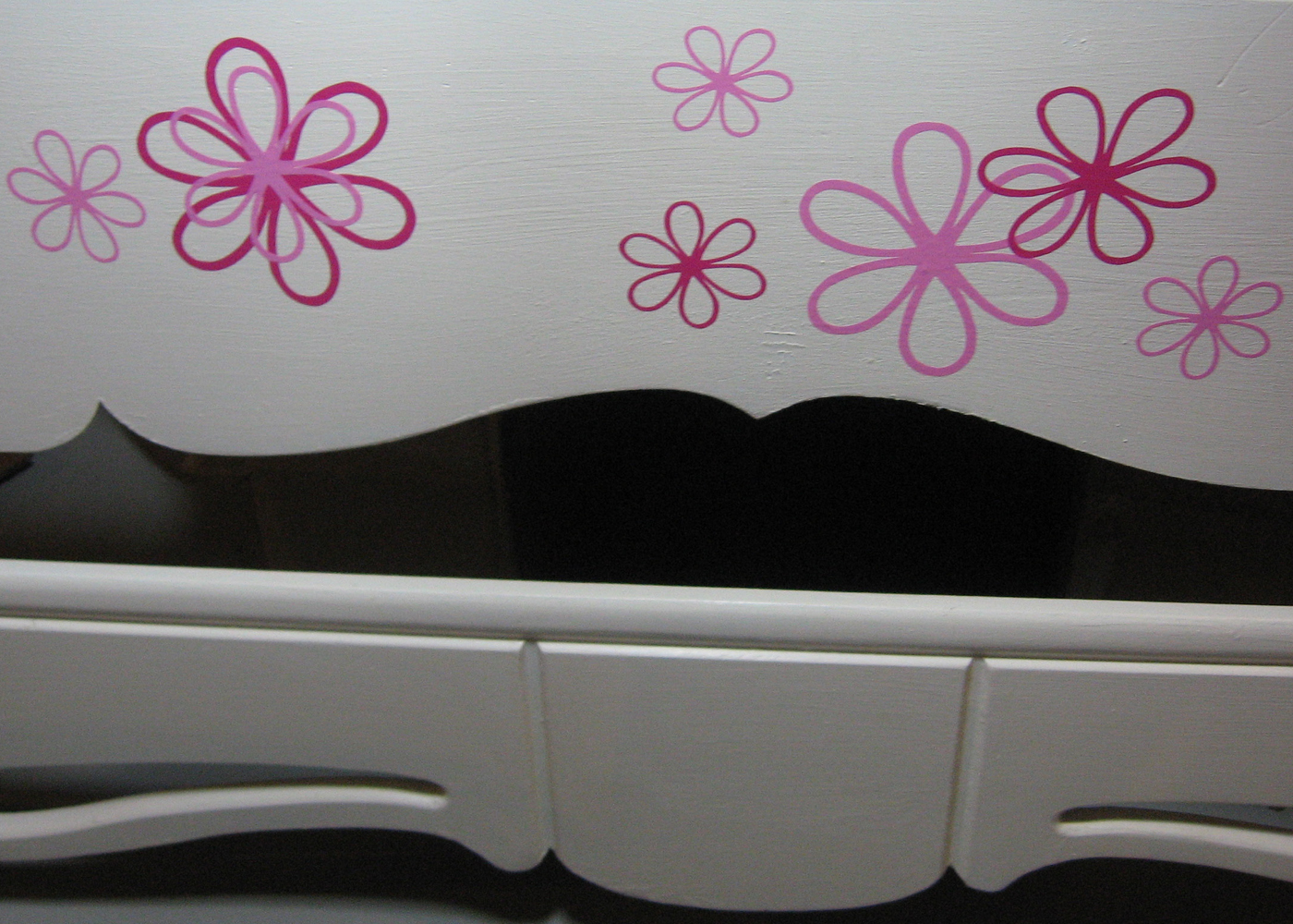 daisy-flower-wall-decals-on-bed.jpg