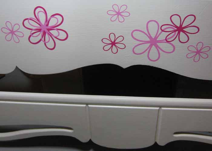 daisy-flower-wall-decals-on-bedextension-pg.jpg