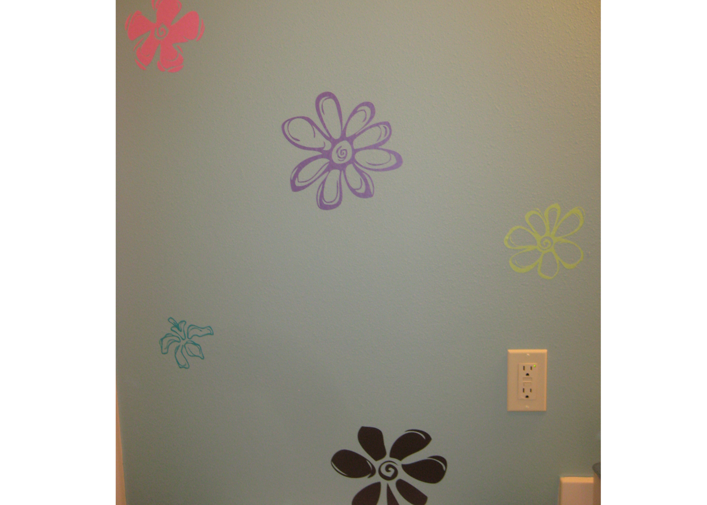 flower-vinyl-wall-decals-in-bathroom.jpg