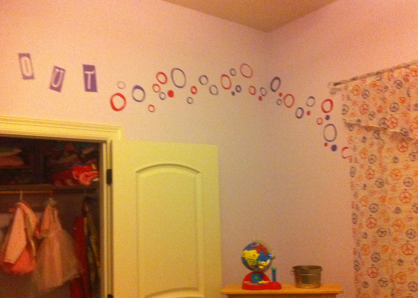 funky-circles-wall-decals-in-bedroom.jpg
