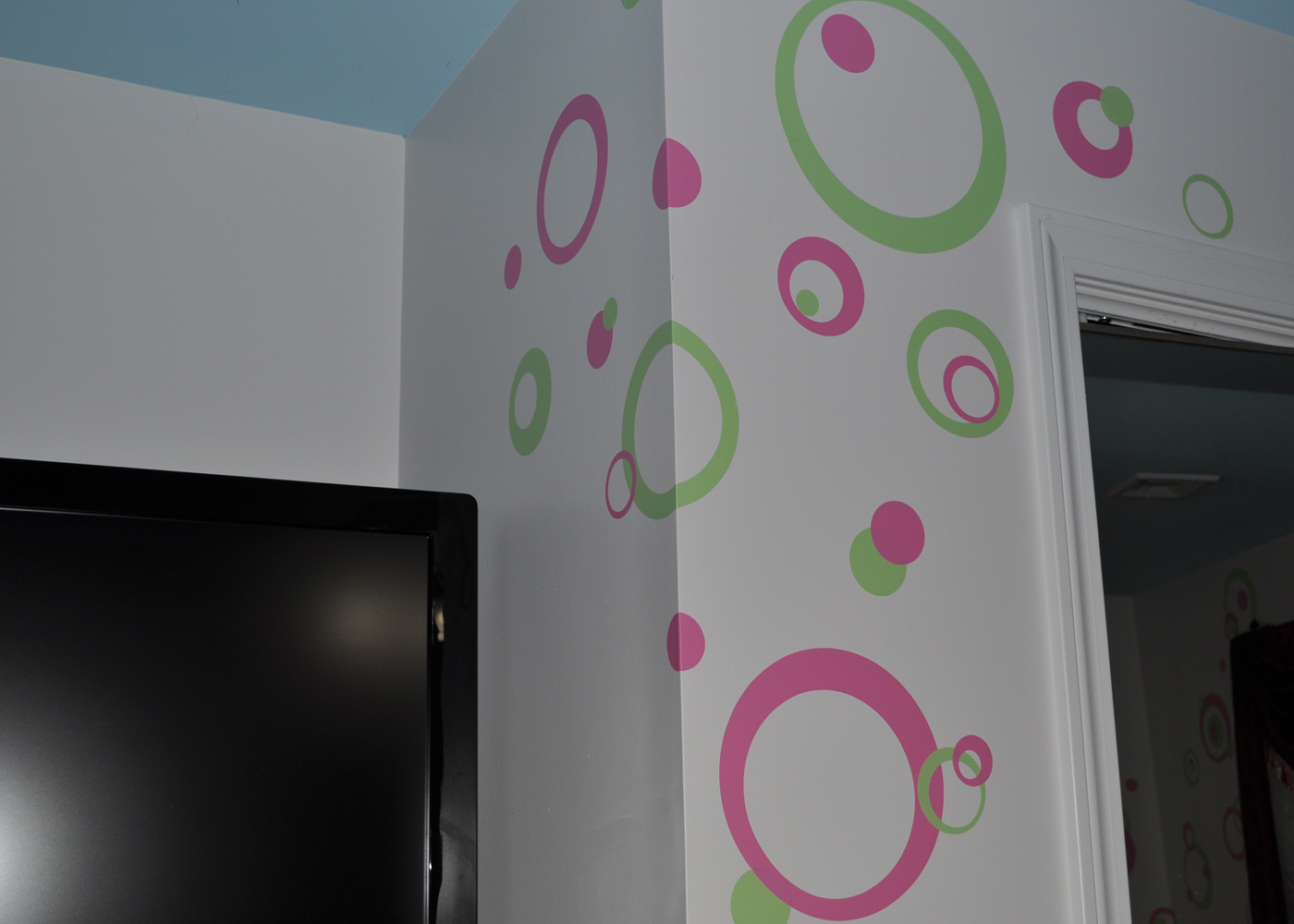 wall-decal-sticker-rings-circles-dots-in-girls-room-pink-green.jpg