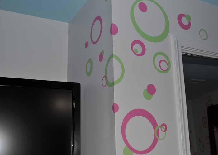 wall-decal-sticker-rings-circles-dots-in-girls-room-pink-greenextension-pg.jpg