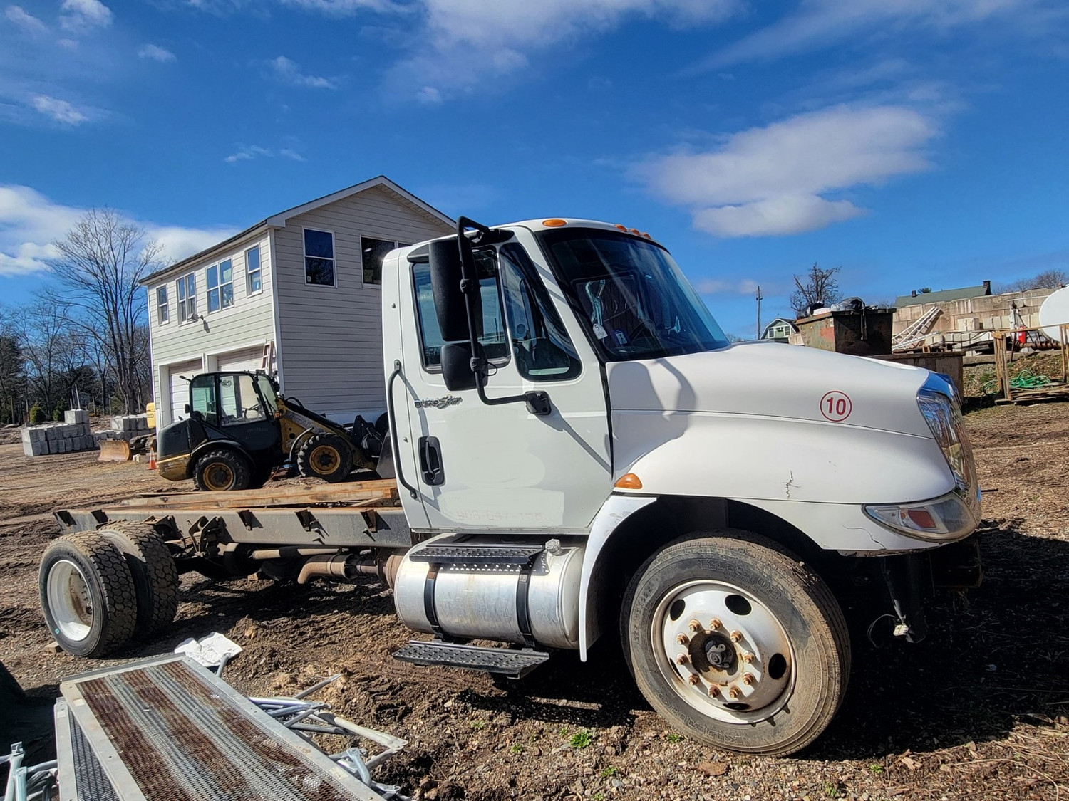 CAB CHASSIS - INTERNATIONAL 4300 DuraStar Non CDL Automatic