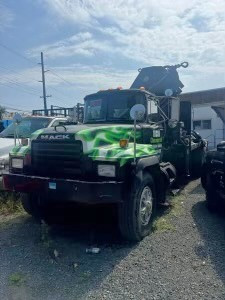 MACK KNUCKLE BOOM FLATBED