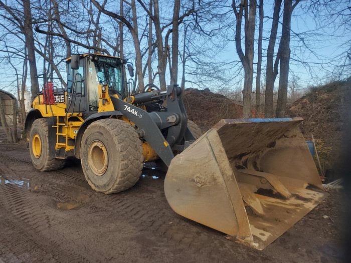 JOHN DEERE 744 WHEEL LOADER JOHN DEERE 744 WHEEL LOADER