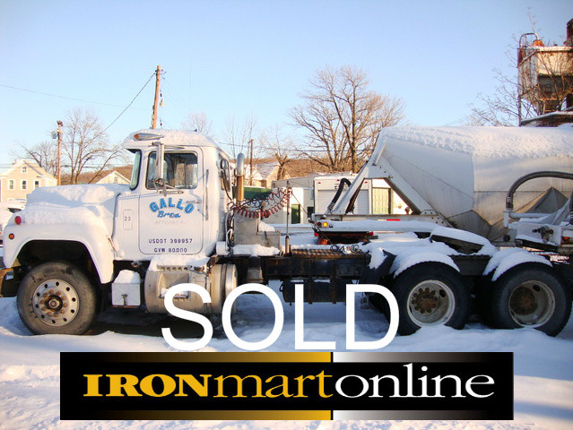 R Model Mack Tandem Tractor