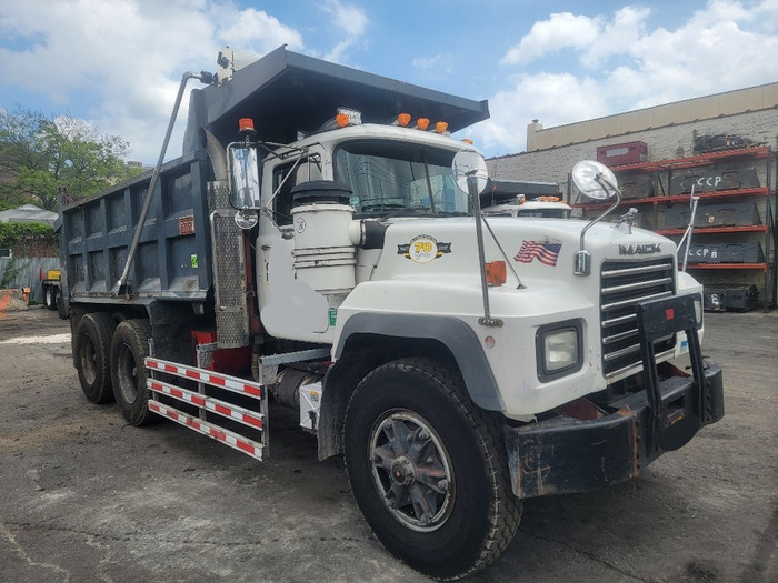 MACK SINGLE AXLE DUMP