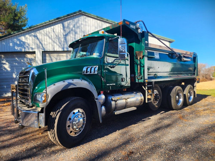 MACK GRANITE 713 TRI AXLE DUMP