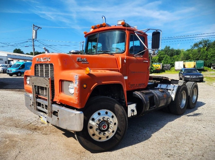 MACK TANDEM TRACTOR