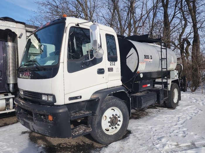 ASPHALT DISTRIBUTOR TRUCK