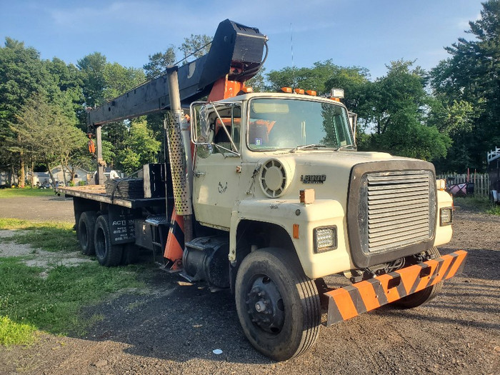 FORD L8000 CRANE TRUCK
