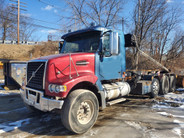 Roll Off Truck VHD84F Volvo Heavy Spec Steerable Drop Axle 465hp 8LL Real Work Horse