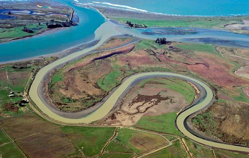 THE WAIRAU RIVER GOING OUT TO SEA - COOK STRAIT
