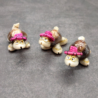 Cowrie Shell Sea Turtle Figurines Pink Hat (3 figures approx. 2+ inches) Cute Cowrie Seashell Sea Turtles for gifts decor & display! Copyright 2025 SeaShellSupply.com Cowrie Shell Sea Turtle Figurines Pink Hat (3 figures approx. 2+ inches) Cute Cowrie Seashell Sea Turtles for gifts decor & display! Copyright 2025 SeaShellSupply.com