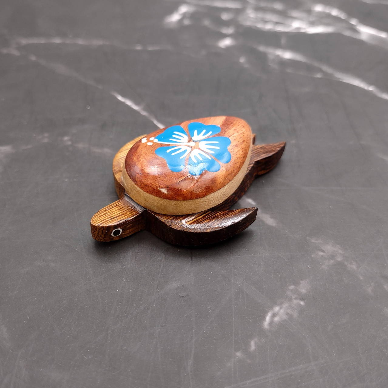Wooden Sea Turtle Magnet Blue Hibiscus Flower (1 magnet approx. 2+