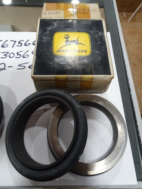 John Deere AT67566 AT305695 Seal Kit Set of 2