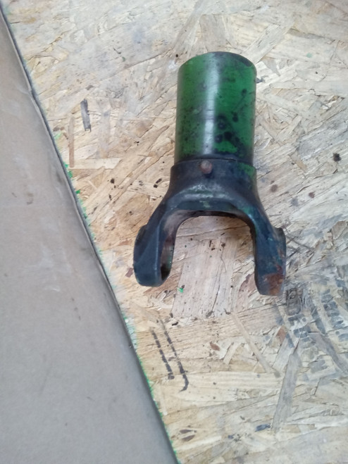 John Deere AL111806 used yoke with shaft