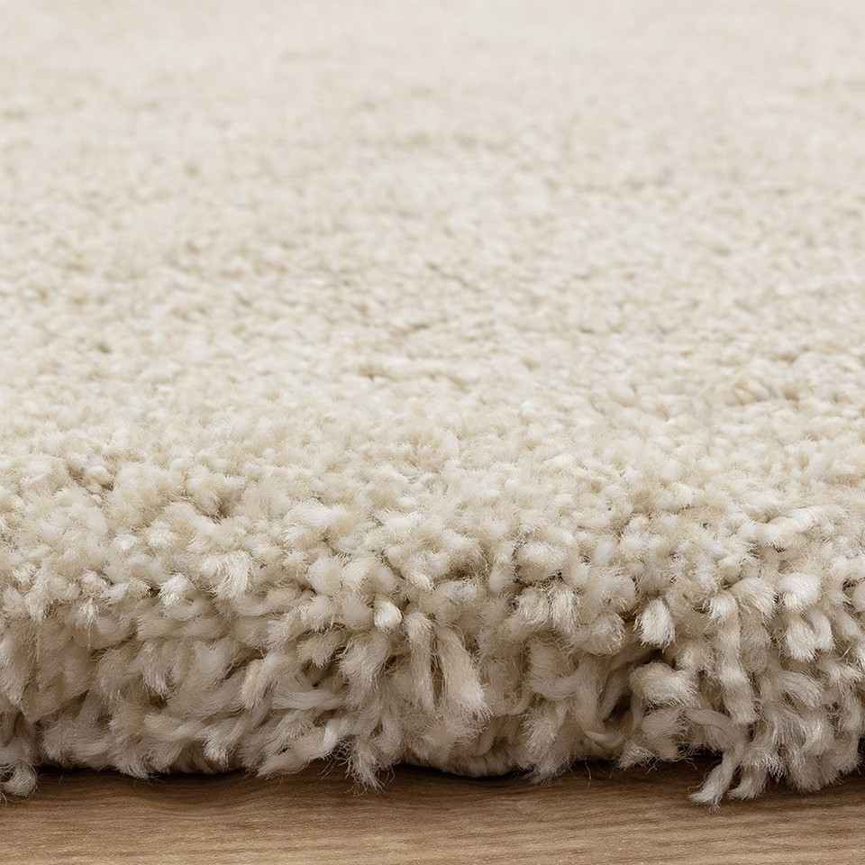 ivory shaggy rug closeup pile height