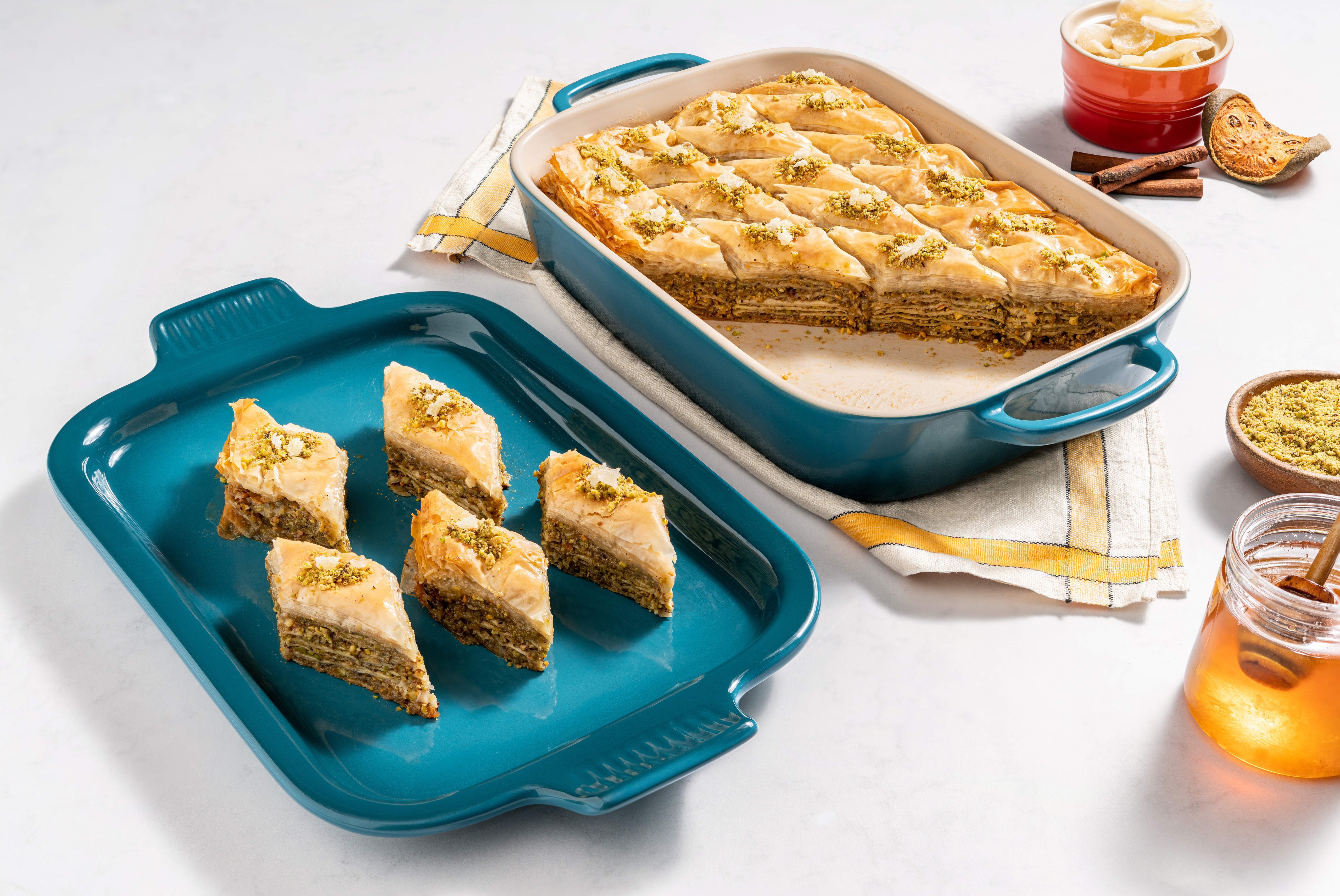 https://cdn11.bigcommerce.com/s-59xg43cj3a/images/stencil/original/products/10428/15741/RS13083_Deep_Teal_Rectangular_Dish_with_Platter_Lid_BAKLAVA__40636.1657649064.jpg