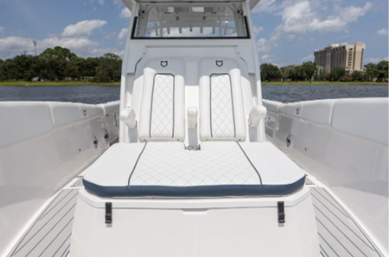 Sea Fox 328 Commander | Twin Yamaha 425hp Outboards