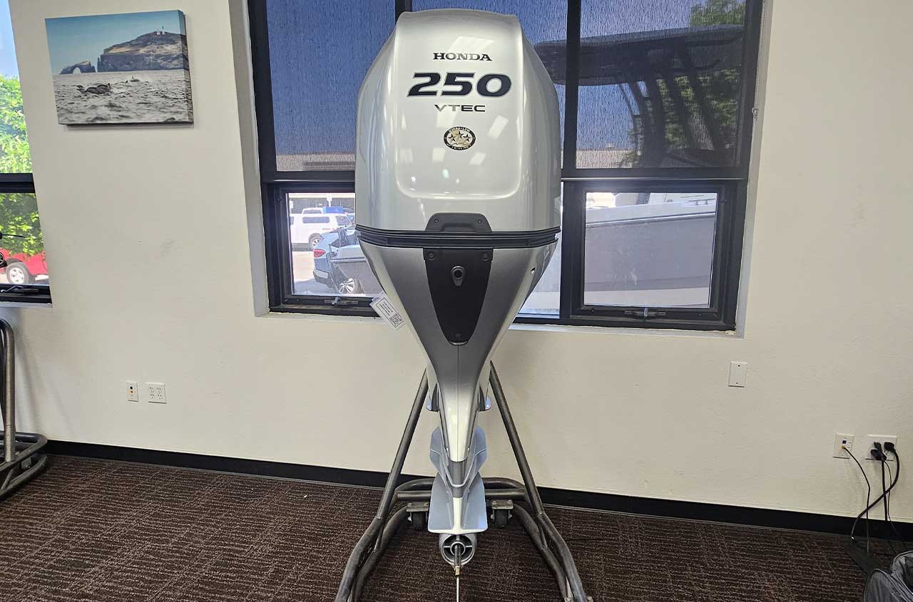 Honda BF250DUCDA | Scratch & Dent | Counter Rotation