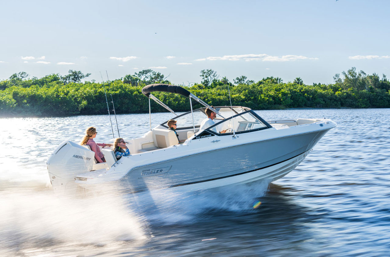 Boston Whaler 210 Vantage with a Mercury Outboard