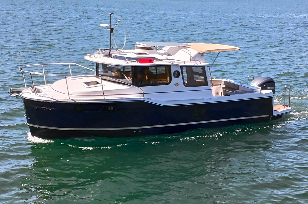 Ranger Tugs R-25 Midnight Blue with a Yamaha 250hp Outboard Ranger Tugs R-25 Midnight Blue with a Yamaha 250hp Outboard