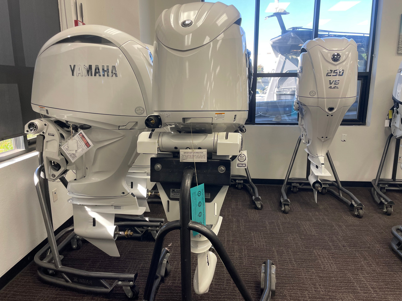 Yamaha F200XSA2 White DEC Outboard | Scratch & Dent | 3214 Yamaha F200XSA2 White DEC Outboard | Scratch & Dent | 3214