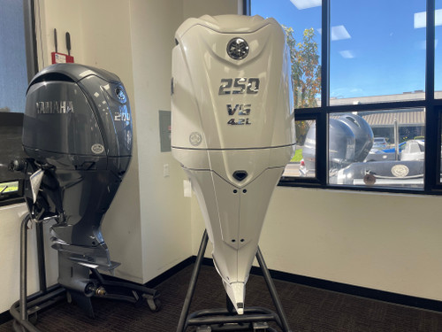 Yamaha 250hp White DEC Outboard | LF250XSB2 Scratch and Dent
