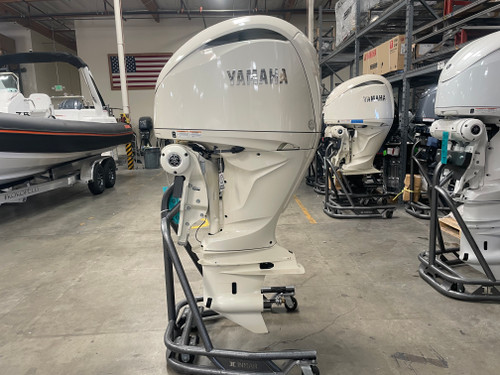 Yamaha 300 HP DEC Outboard Classic White F300XSB4 Scratch & Dent