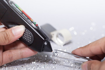 How Does a Diamond Tester Work?