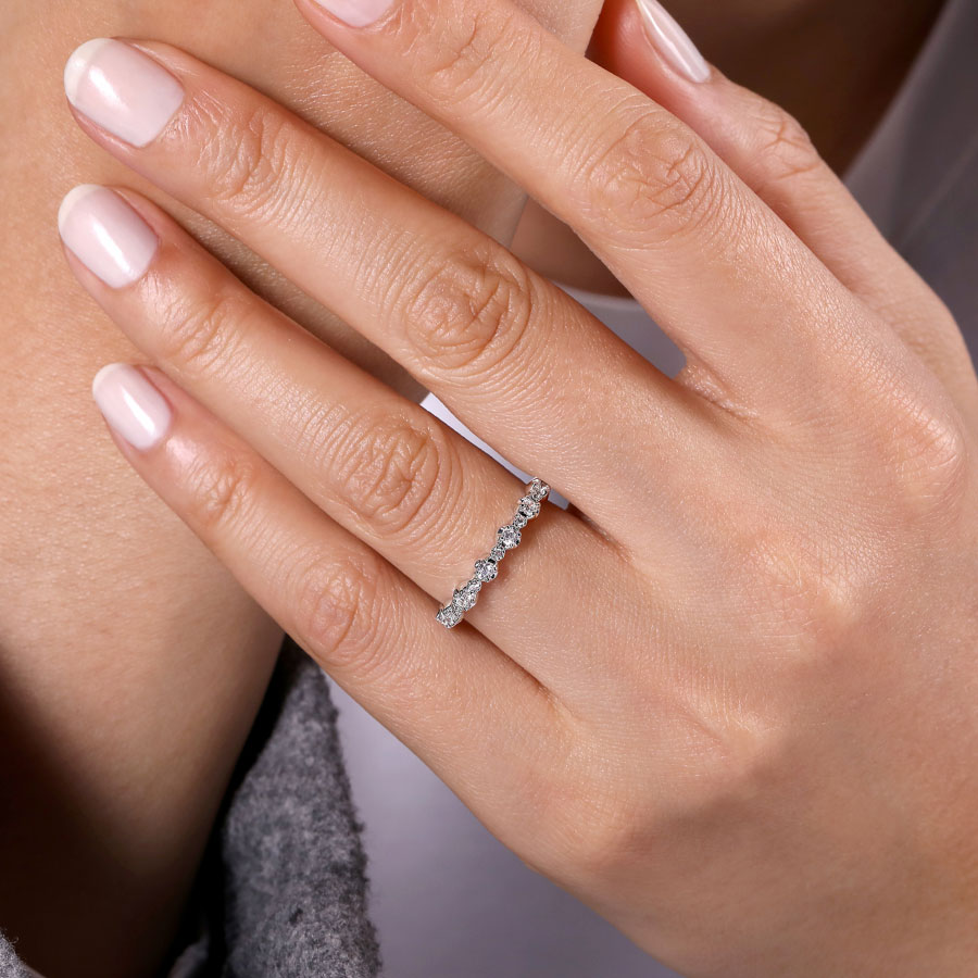 14K white gold wedding ring with alternating sizes of round diamonds