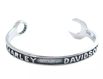 Introducing our unique and stylish Unisex Stainless Steel Wrench Bracelet! This bold and eye-catching accessory is the perfect blend of fashion and functionality. Crafted with precision from high-quality stainless steel, this unisex bracelet allows anyone to rock this trendy piece with confidence.