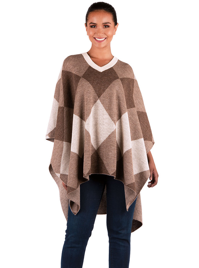 Women's Diamond Poncho in 100% Baby Alpaca Wool
On model front