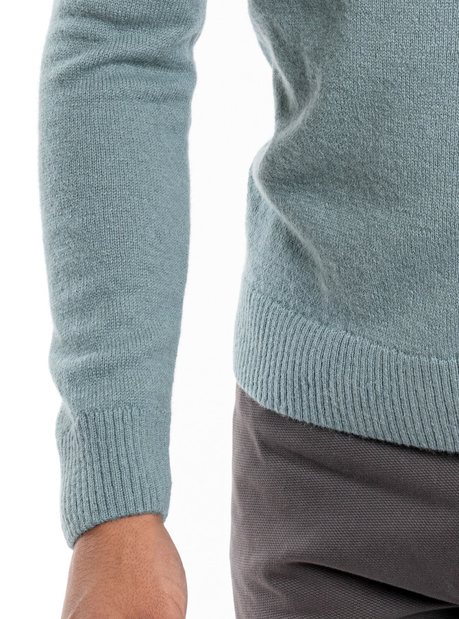 The Men's EssentialBaby Alpaca Crewneck Pullover
Lichen green - Detail.