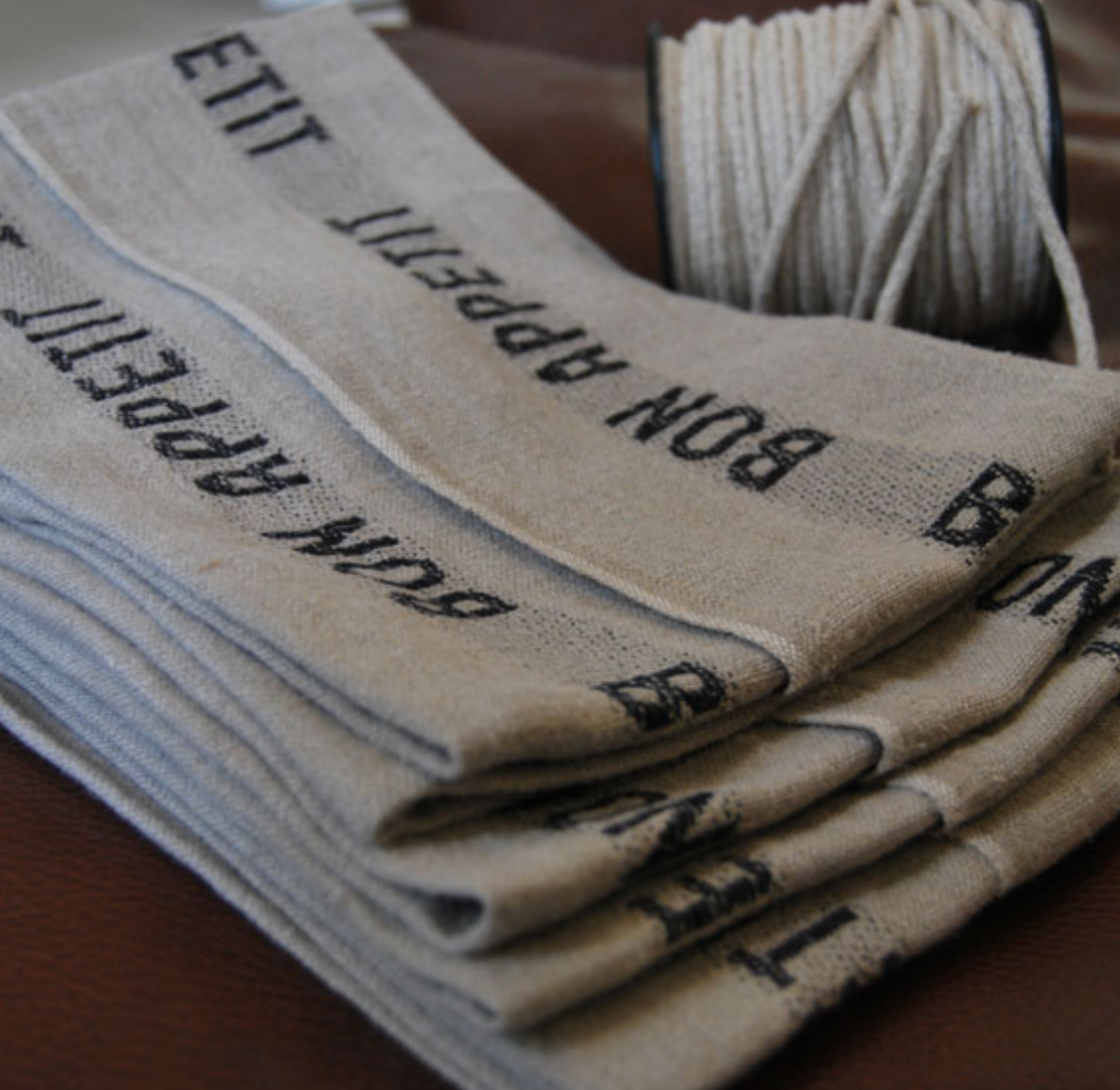 100 Linen Napkins Bon Appetit (Set of 2) in NATURAL/