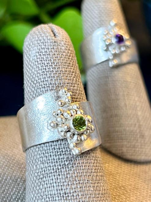 Bauble ring in Sterling Silver with Green Peridot