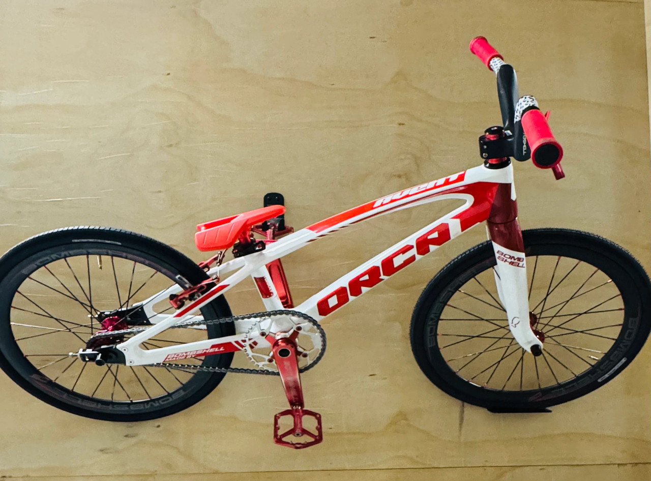 AVENT Orca Expert White/Red Pre-Owned Lightweight Racing