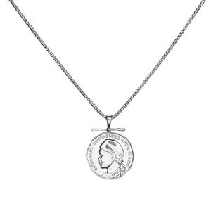 "VI Queen" coin pendant and chain set "VI Queen" coin pendant and chain set