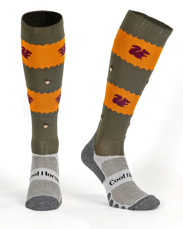 Nature enthusiasts, get these socks! Red squirrel pattern on warm amber background with acorn design. Khaki color adds an earthly touch. Perfect for autumn outfits. Get them now!