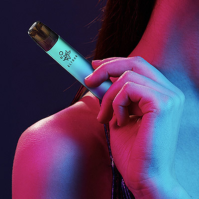 Woman holding Elf Bar Mate 500