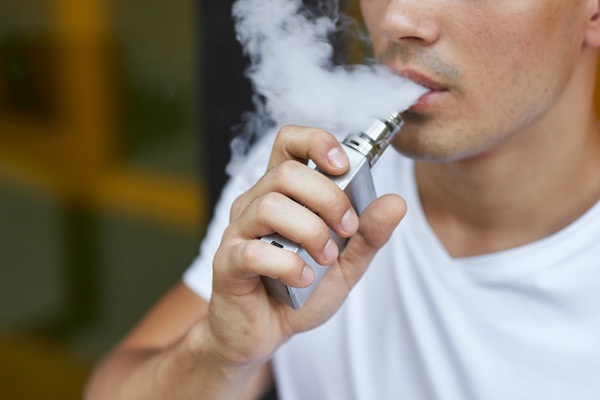 Man Sub-Ohm Vaping