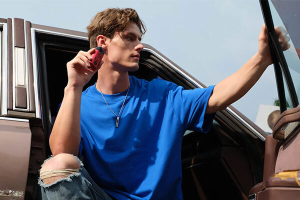 Man in Car Vaping  Vaporesso Dojo Blast 6000