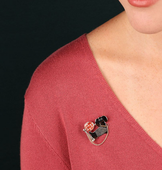 Pas Bouger Brooch 06205