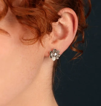 Delice Studs 04925