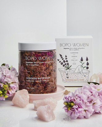 A natural fusion of soothing lavender, clementine, rosehip and sugandha kokila essential oils to ease the mind and replenish the skin. Infused with organic dried rose petals and epsom salts for the ultimate sensual bathing experience. Romance yourself.