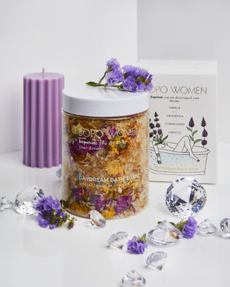 A soothing and de-stressing bath soak designed to gently cleanse, soften and moisturise tired skin. Incorporating a calming blend of pure essential oils and mineral rich Epsom salts, this soak was crafted to provide a soothing relief from our busy modern world.