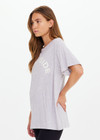THE UPSIDE women’s grey organic cotton Sammi Tee is designed for an oversized fit and features a printed horseshoe logo in cream at the front. The perfect everyday piece.