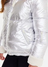 THE UPSIDE women’s silver metallic Lotti Reversible Puffer Jacket features a zip opening and pockets lined with polar fleece. Designed for Après-ski and winter wear.