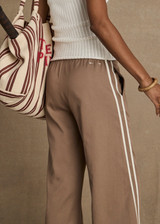 THE UPSIDE women’s mocha lightweight Juliet Pant has a low-rise fit with contrast binds and split hem detail. Perfect for travel and everyday wear.